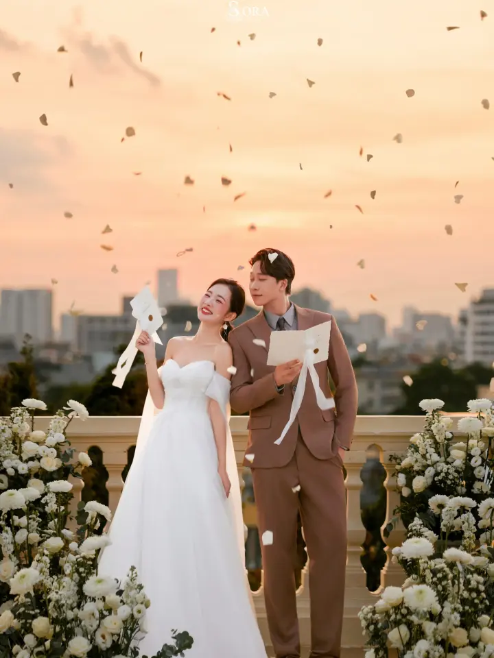 Ảnh cưới concept ban công hoa tươi và pháo hoa