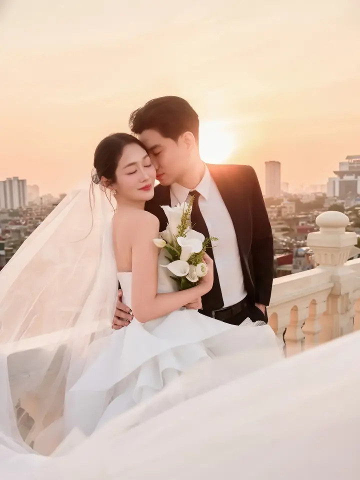 Ảnh cưới hoàng hôn trên ban công