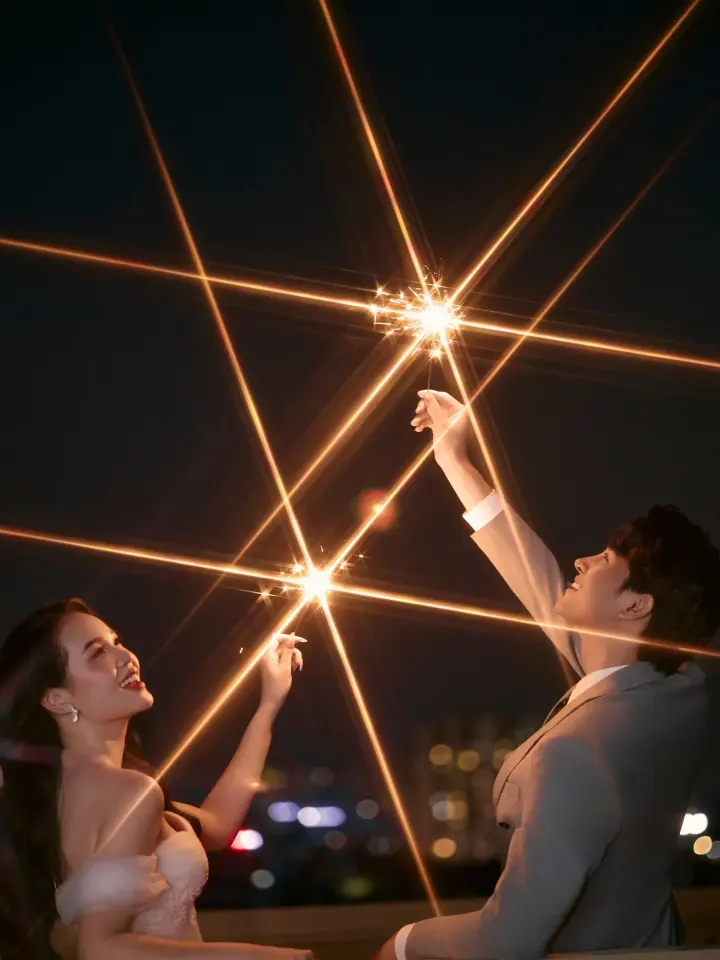 Ảnh cưới concept ban công về đêm tại Sora Rooftop